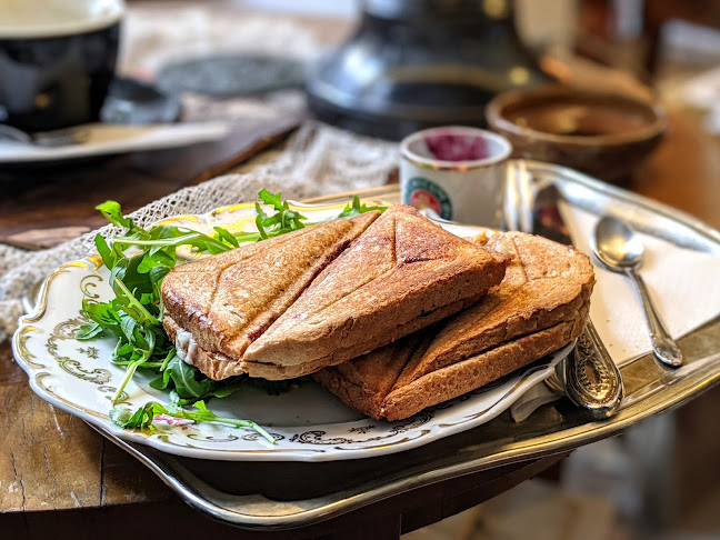 Opinii despre Szerpentin Szalon Régiségbolt És Kávézó în Budapest - Vendéglátás