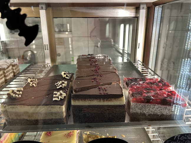 Tücsi-süti cukrászda