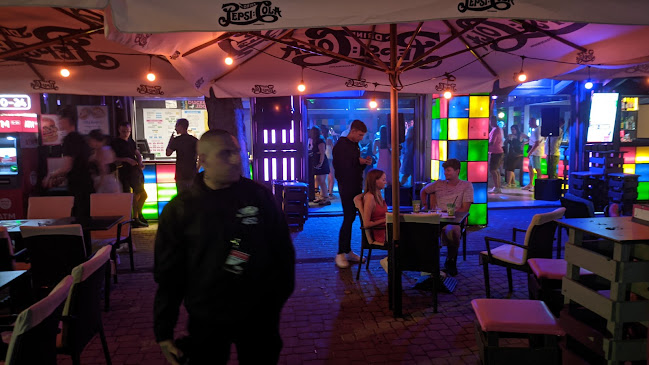 Opinii despre Kockás Streetbar - Cocktails - Cafe - Music în Siófok - Vendéglátás