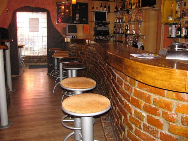 Brick House Karaoke Bár