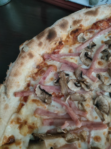 Opinii despre Forum Bistro -étterem,pizza,hamburger, street food, hot-dog în Karcag - Vendéglátás