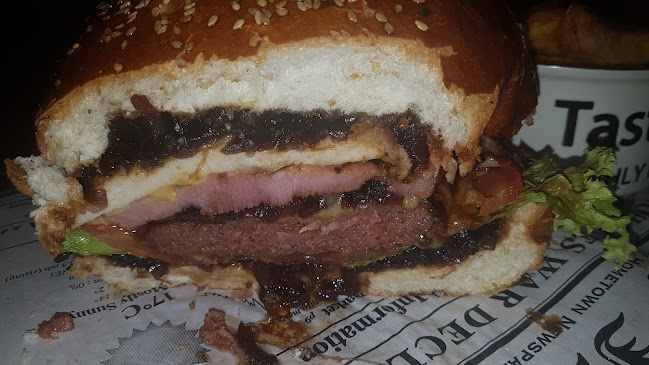 Opinii despre Red Devils Pub & Pizzéria în Csemő - Vendéglátás