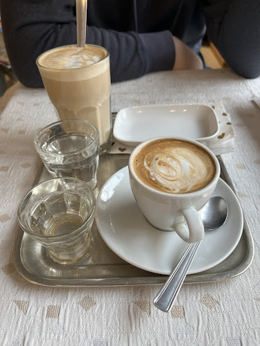 Opinii despre Gross Arnold galéria és kávézó în Budapest - Vendéglátás