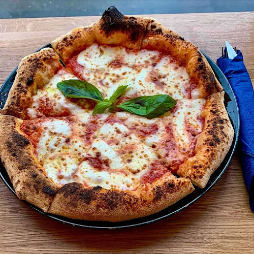 Opinii despre La Piccola Napoli pizzéria în Budapest - Vendéglátás