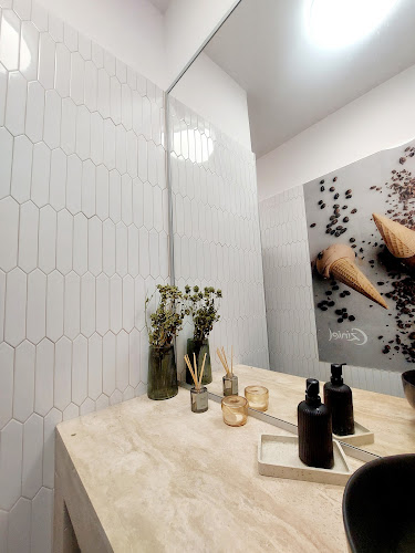 Opinii despre Cziniel Cukrászda és Találkozóhely în Budapest - Vendéglátás