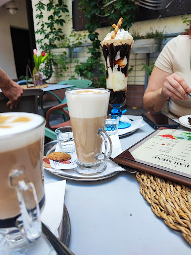 Opinii despre Bécsi Kávéház és Cukrászda Kft - Sütemények, torták. în Győr - Vendéglátás