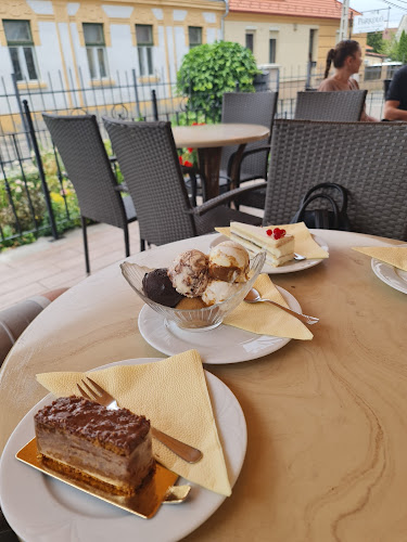 Opinii despre Schőnig Cukrászda és Kávéház în Veszprém - Vendéglátás