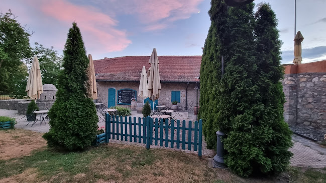 Esztergom, Szent István tér 1/a, 2500