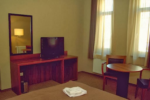 Fiáker Vendéglő - Vendéglátás