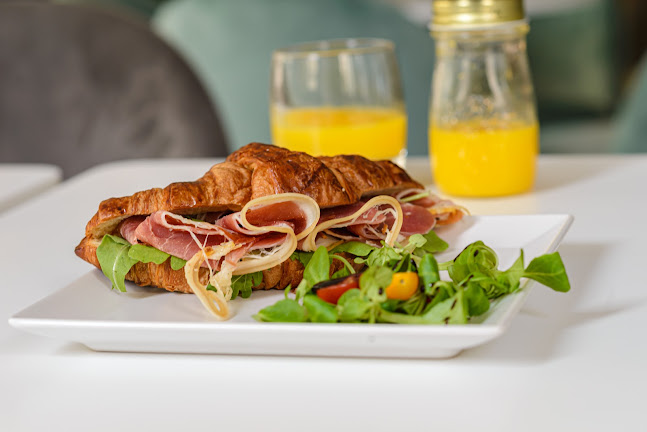 Comentarii opinii despre Kafana Kávézó és Delikát Kft.