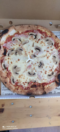 Opinii despre Henry's Grill în Komárom - Vendéglátás