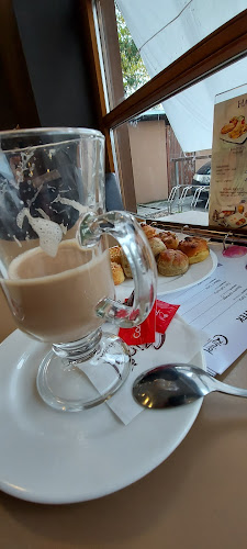 Opinii despre Cziniel Cukrászda és Találkozóhely în Budapest - Vendéglátás