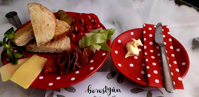 Opinii despre Borostyán Virágház és Kávézó în Vác - Vendéglátás