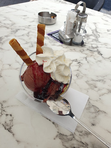 Viktória Fagyizó És Kávézó - Vendéglátás