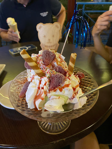 Opinii despre Aranytölcsér Fagylaltkert és Kávézó în Siófok - Vendéglátás
