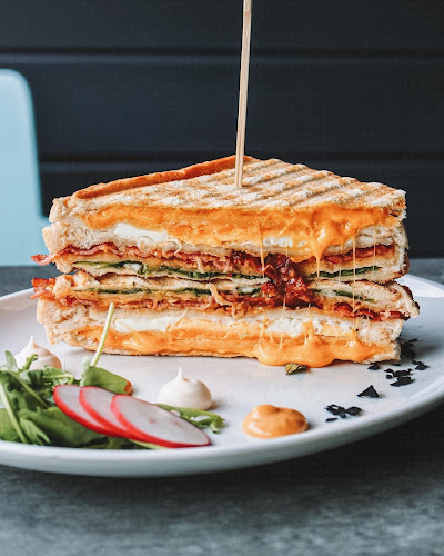 Opinii despre Luxura Café & Bar în Tata - Vendéglátás