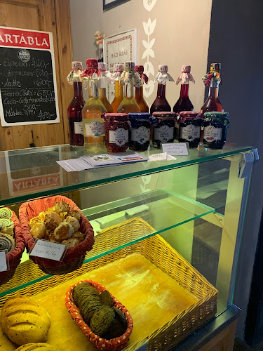 Opinii despre Kalácsos pékség ,Sercli és Paradicsom în Hollókő - Vendéglátás