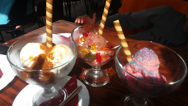 Gombóc Artúr Cukrászda - Vendéglátás