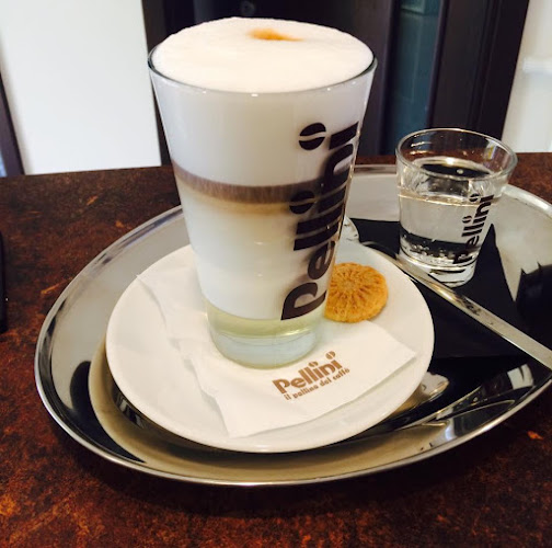 Adam's Kávézó, Étel- és Koktélbár