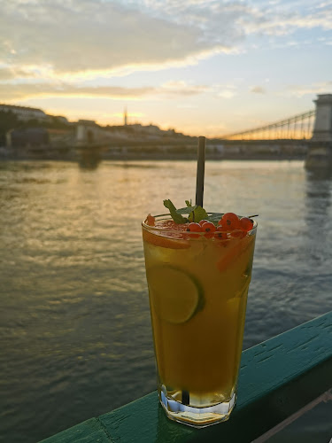 Budapest, Akadémia 2 ponton, 1052