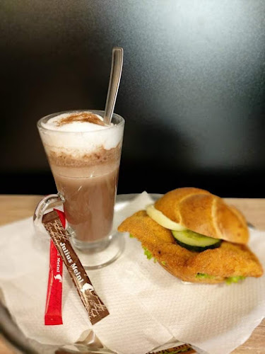 Opinii despre Lipóti Pékség és kávézó Király u. 59. Bakery & cafe în Budapest - Vendéglátás