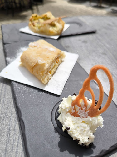 Esztergom, Szent István tér 1/a, 2500