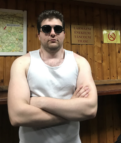 Comentarii opinii despre Borbarát Borozó