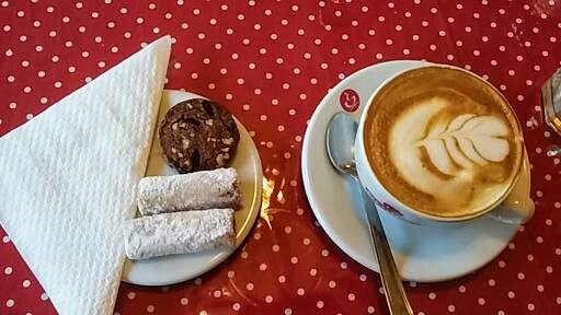 Comentarii opinii despre Pöttyös Kávézó