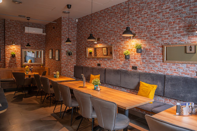 Opinii despre Travel Kávézó és Terasz în Vác - Vendéglátás