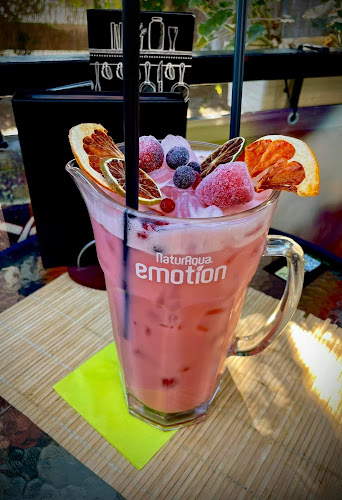 Adam's Kávézó, Étel- és Koktélbár