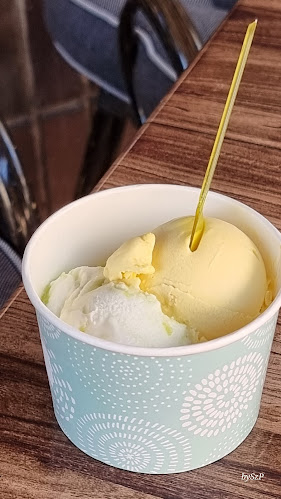 Opinii despre Dóm Cukrászda în Szeged - Vendéglátás