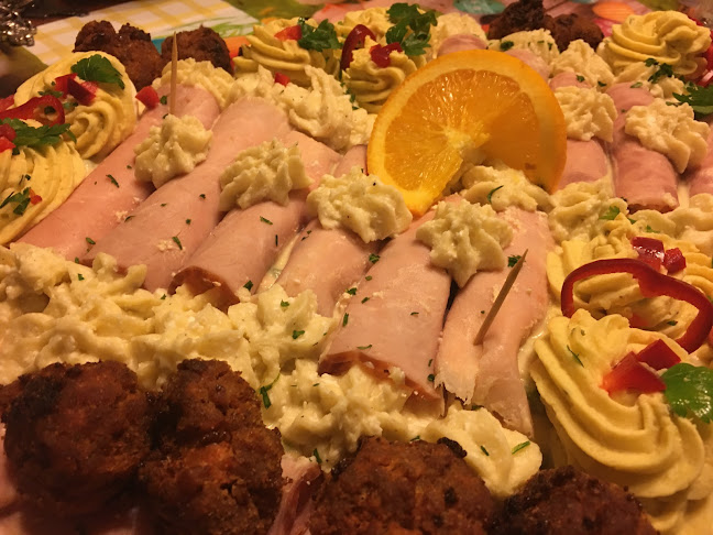 Comentarii opinii despre Dixie Ételbár