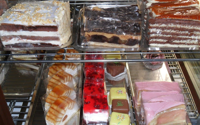 Opinii despre Ziti Cukrászda în Tököl - Vendéglátás