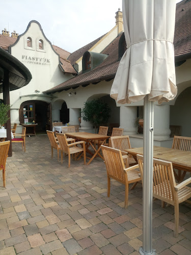 Fiastyúk Udvarház - étterem, szállás, biofarm - Vendéglátás