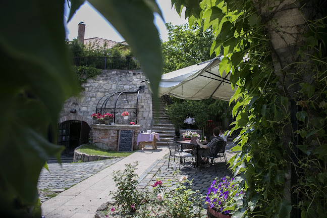 Borköltők Társasága Pince Étterem - Vendéglátás