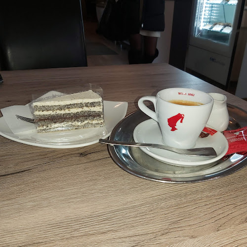 Comentarii opinii despre Központi Kávéház Szamos Cukrászda