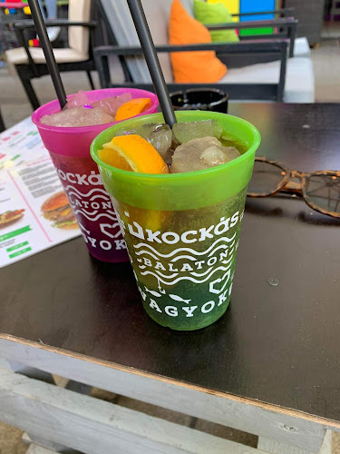 Opinii despre Kockás Streetbar - Cocktails - Cafe - Music în Siófok - Vendéglátás