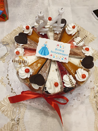 Comentarii opinii despre Piramis Cukrászda