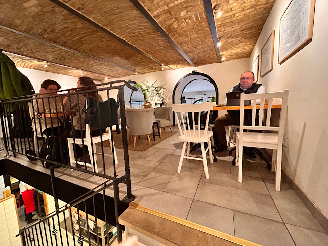 Budapest, Hold u. 3, 1054