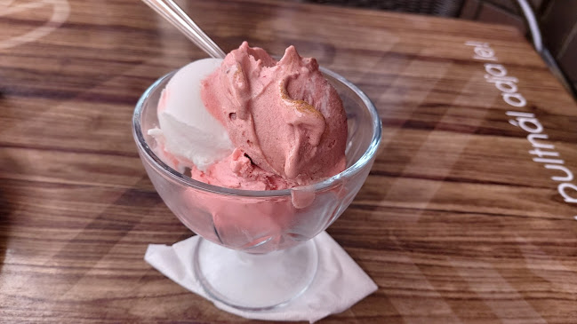 Opinii despre Dóm Cukrászda în Szeged - Vendéglátás