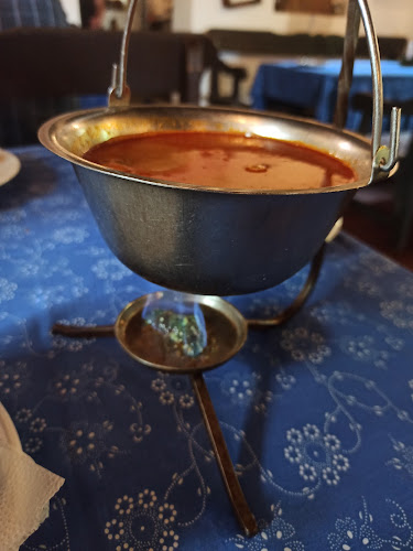 Rönök, Alkotmány út 9, 9954