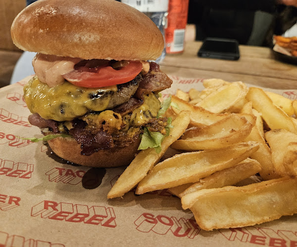 Opinii despre REBEL Burger & More în Budapest - Vendéglátás