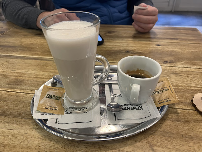 Comentarii opinii despre Kemenes Cukrászda és Bisztró Vámház krt.