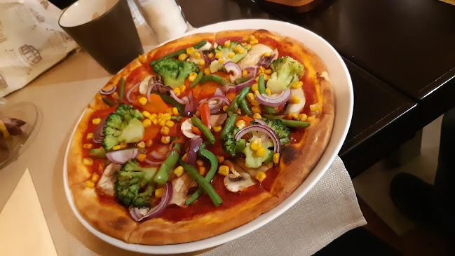 Opinii despre Intro café & Restaurant în Pápa - Vendéglátás