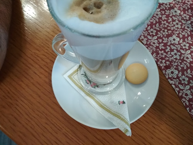 Opinii despre Kedves Cukrászda és Reggeliző în Balatonfüred - Vendéglátás