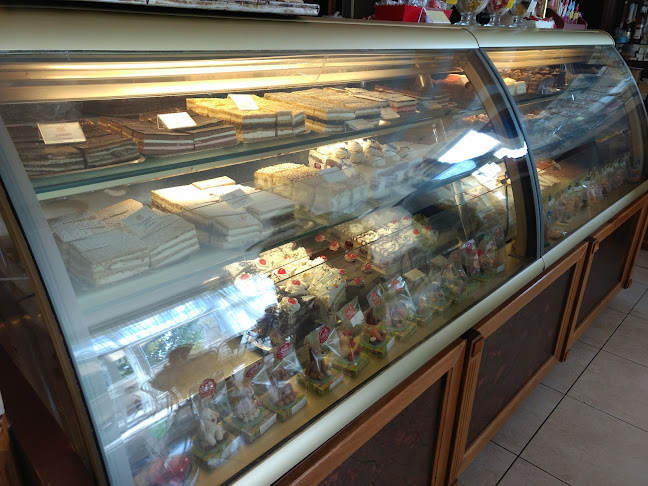 Opinii despre Koronás cukrászda în Debrecen - Vendéglátás