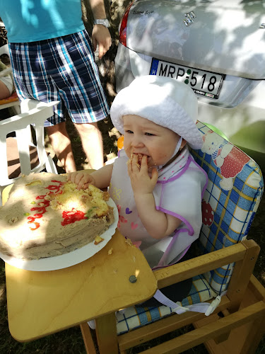 Opinii despre Szent Márton Cukrászda és Cukrászüzem în Tápiószentmárton - Vendéglátás