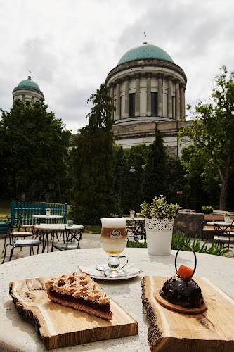 Esztergom, Szent István tér 1/a, 2500