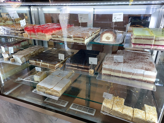Opinii despre Bundiner Cukrászda în Fót - Vendéglátás