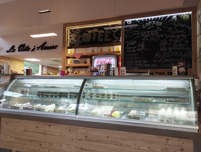 Opinii despre La Vita Cukrászda în Kecskemét - Vendéglátás